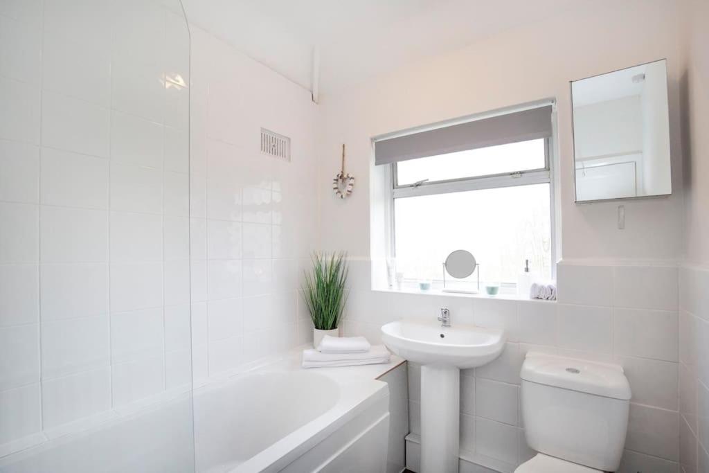 길드포드 3 Bed House/Garden/Wi-Fi/Parking/Central Location 빌라 외부 사진